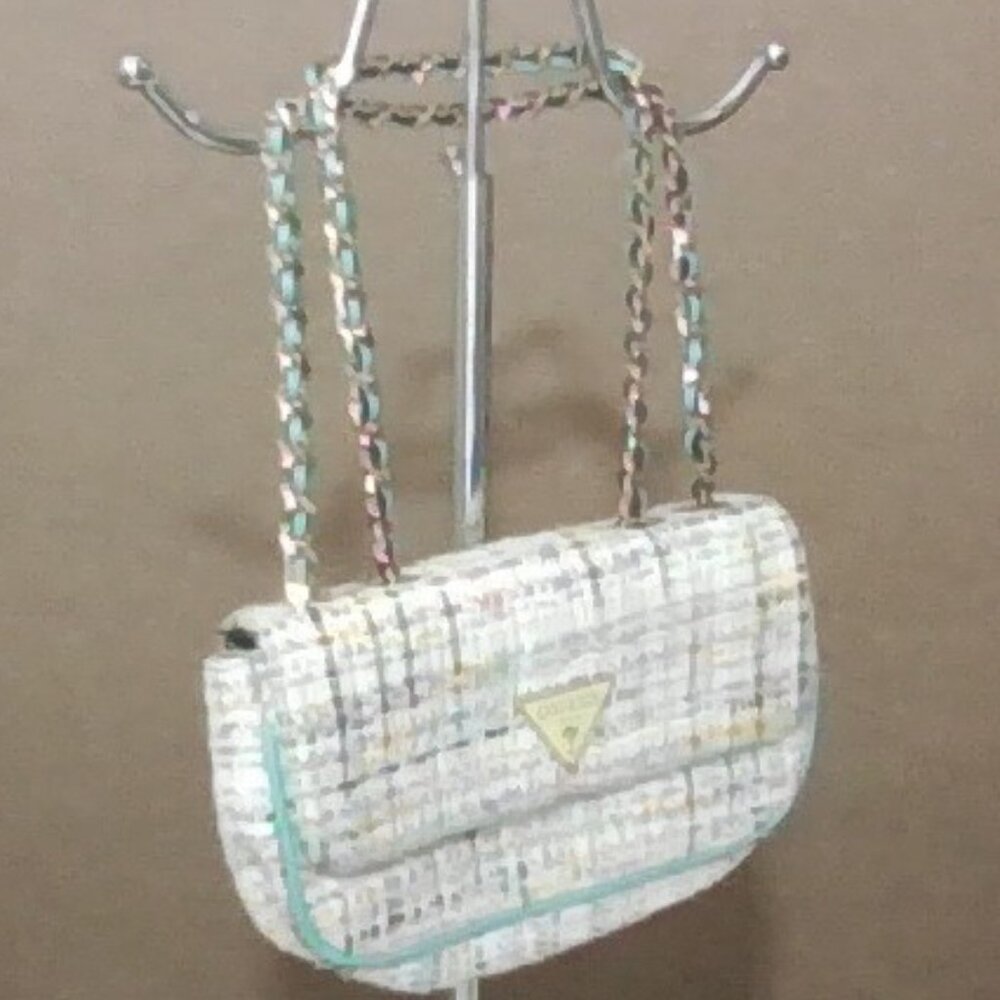 GUESS- HANDBAG WRESTLES